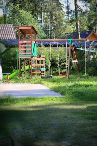 un parque con columpios y parque infantil en Villa Reza, en Pobierowo