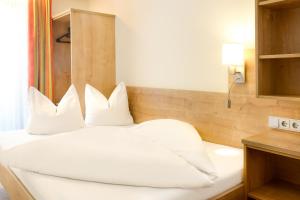 Cama o camas de una habitación en Ferienhotel Elvira