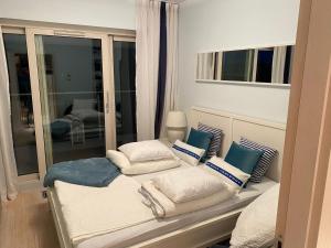Tempat tidur dalam kamar di Apartament 37 Playa Baltis przy plaży