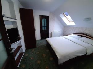 クリスティアンにあるVila Nicolaiのベッドルーム(大きな白いベッド1台、テレビ付)