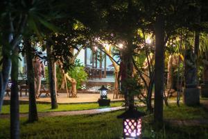 un parque con árboles y luces en el césped en Medori Putih Homestay, en Uluwatu