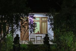 una casa con una mesa y una silla en el patio en Medori Putih Homestay, en Uluwatu