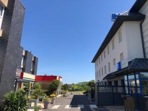 una calle vacía en una ciudad con edificios en ibis budget Saint-Brieuc Yffiniac, en Yffiniac