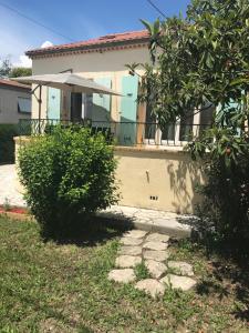 uma casa com um passadiço à sua frente em Gîte Le Lavandin em Volonne