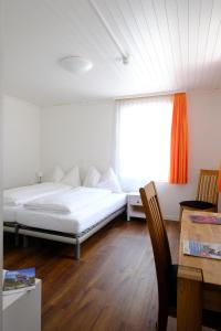 Una cama o camas en una habitación de Hotel Frieden