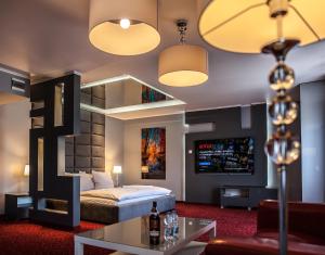 pokój hotelowy z łóżkiem i telewizorem w obiekcie Hotel Fox w mieście Wolbórz