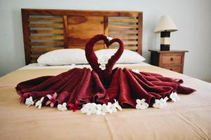 a bed with two swans made out of towels at Medori Putih Homestay in Uluwatu