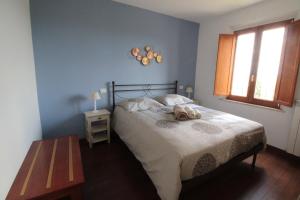 Un dormitorio con una cama con un osito de peluche. en @151, en Siena