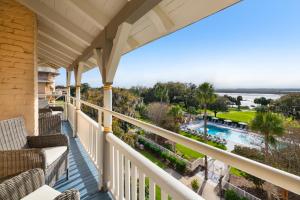 杰基尔岛Jekyll Island Club Resort的可欣赏泳池和高尔夫球场景观的阳台