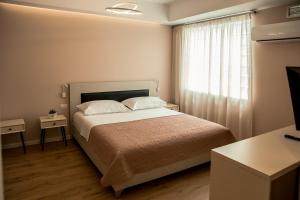 Säng eller sängar i ett rum på ODA Aparthotel Shkodër