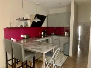 a kitchen with a table and chairs in a room at Appartement Versailles quartier Notre Dame au pied du Chateau avec Parking in Versailles +23 photos