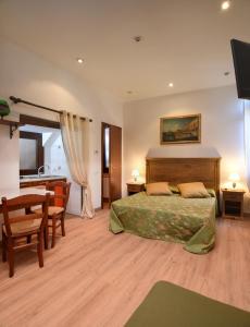 una camera con letto, tavolo e TV di at 1 minute from San Marco square a Venezia