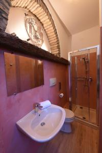 ein Bad mit einem Waschbecken, einer Dusche und einem WC in der Unterkunft at 1 minute from San Marco square in Venedig