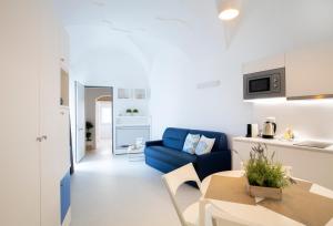 een woonkamer met een blauwe bank en een tafel bij Al Castello Relais in Vieste