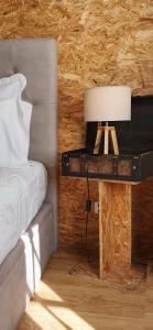 ein Schlafzimmer mit einem Bett und einem Tisch mit einer Lampe in der Unterkunft Casa do Criativo ® Bed&Breakfast in Almada