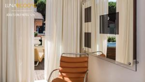 TV a/nebo společenská místnost v ubytování Hotel Luna Riccione e Aqua Spa Only Adults +12