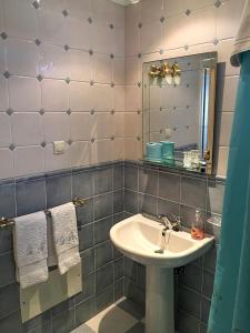 uma casa de banho com um lavatório e um espelho em Casa Charmosa no Funchal