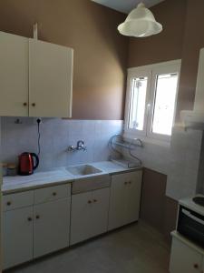 O bucătărie sau chicinetă la Nymphes Apartments