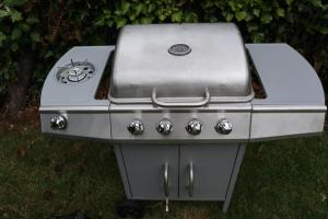 einen Gasgrill, der auf dem Rasen im Hof sitzt in der Unterkunft Kimberley Lane Static, Cornwall in Gwennap