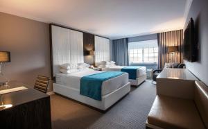 ein Hotelzimmer mit 2 Betten und einem Schreibtisch in der Unterkunft Westminster Hotel in Livingston