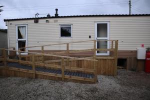 eine große Terrasse an der Seite eines Hauses in der Unterkunft Kimberley Lane Static, Cornwall in Gwennap