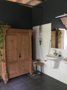La salle de bains est pourvue d'un lavabo et de toilettes. dans l'établissement De Grote Belt, à Oene