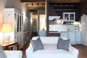 sala de estar con sofá blanco y cocina en Florence Flat Charming, en Florencia