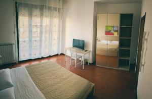 a bedroom with a bed and a desk with a computer at Da Patrizia e Valerio in Palermo