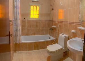 Een badkamer bij الارجوان الراقية