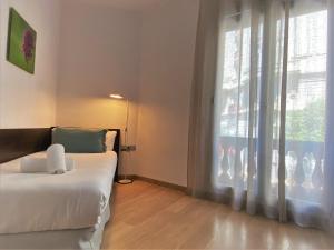 a bedroom with a bed and a window at Fisa Rentals Gran Via Apartments in Barcelona