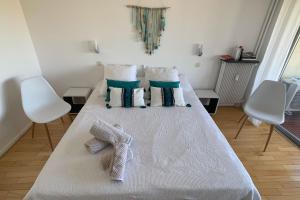 - un lit blanc avec 2 chaises blanches dans une chambre dans l'établissement GALETS BLEUS by K6 Conciergerie Prestige, à Cassis 28 autres photos