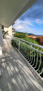 un balcon avec une balustrade blanche sur un immeuble dans l'établissement Apartment Nautica Topla, à Herceg-Novi