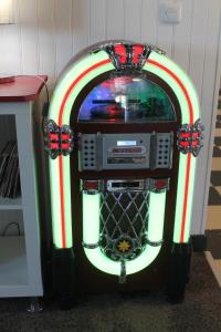 uma máquina de jogos de arcada com uma consola de jogos de vídeo em Hebergements le Camp d'Auneau - Le Clos du Camp em Auneau