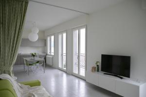 A television and/or entertainment centre at IseoLakeRental - La Villina - Zù