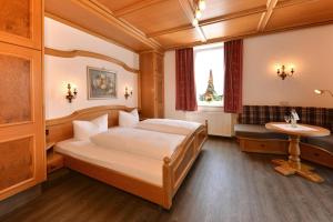 Łóżko lub łóżka w pokoju w obiekcie Hotel Edelweiß Garni