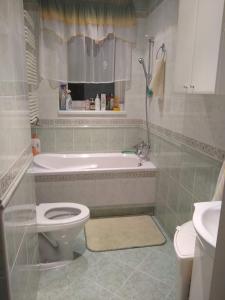 La salle de bains est pourvue d'une baignoire, de toilettes et d'un lavabo. dans l'établissement U STASI kwatery, à Piwniczna-Zdrój