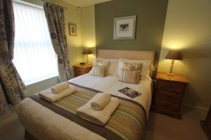 een slaapkamer met een groot bed en 2 handdoeken bij City Centre Skeldergate 1 Bed Apartment with Parking in York