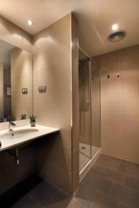 y baño con lavabo y ducha. en Fisa Rentals Gran Via Apartments, en Barcelona