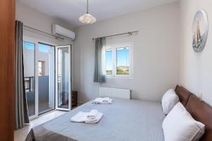 Łóżko lub łóżka w pokoju w obiekcie Helena's Aparthotel , Scaleta