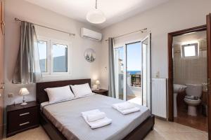 A bed or beds in a room at Helena's Aparthotel , Scaleta
