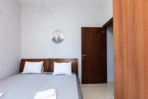 Łóżko lub łóżka w pokoju w obiekcie Helena's Aparthotel , Scaleta