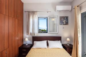 Łóżko lub łóżka w pokoju w obiekcie Helena's Aparthotel , Scaleta