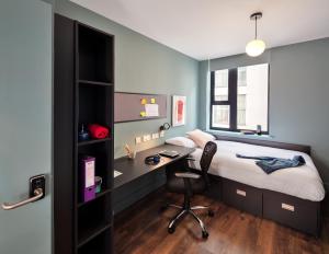 una camera da letto con un letto, una scrivania e una sedia di Copley Court a Cork