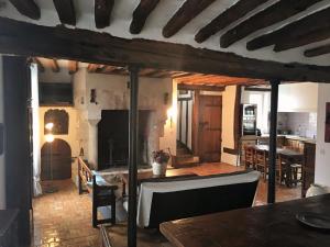 sala de estar con mesa y chimenea en Sleep in Carnetin near Disney, en Carnetin