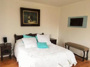 Un dormitorio con una cama blanca con una foto en la pared en Sleep in Carnetin near Disney, en Carnetin