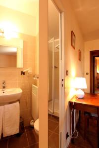 サン・シルク・ラポピーにあるL’Auberge du Sombralのバスルーム(洗面台、トイレ、シャワー付)