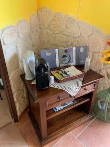 een tafel met een koffiezetapparaat bovenop bij IL Borgo 31 in Scapoli