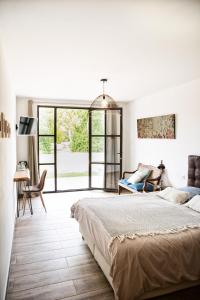 A bed or beds in a room at Mas de Bouvet en Camargue