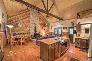 cocina y sala de estar con sofá y mesa en Waters Edge Retreat with Deck on Patoka Lake!, en Taswell