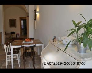 eine Küche und ein Esszimmer mit einem Tisch und einer Pflanze in der Unterkunft Zia Checchina in Molfetta